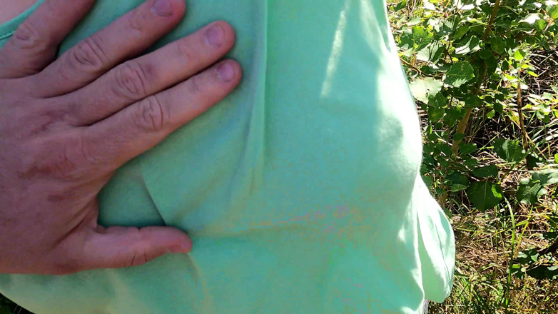 Bouncy Tits Action: Brüste klatschen auf der Wiese