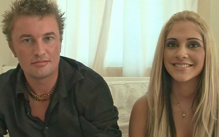 Naughty Noughties: Carmel Moore, blonde bronzée, suce une bite pendant sa chatte...