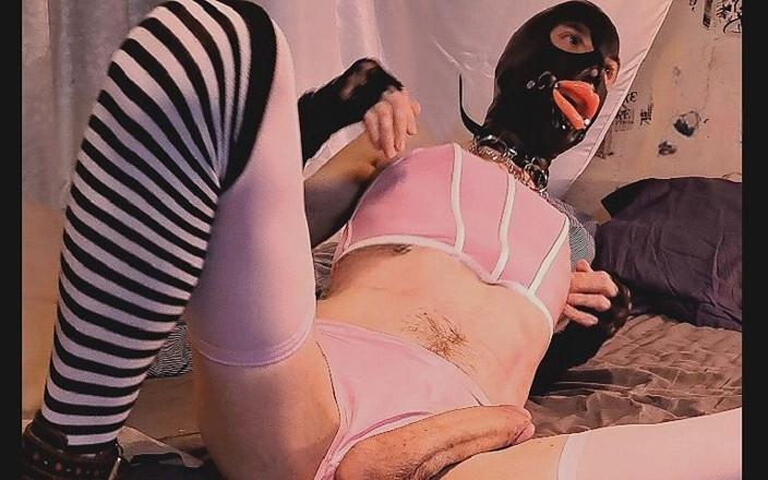 Justine Love: 옷깃과 라텍스 여성 후드로 자지를 보여주는 풀 영상