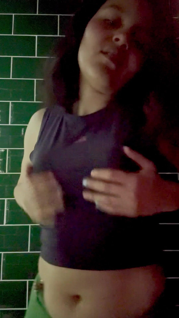 scarlettandc: Adoro ballare e toccarmi in bagno