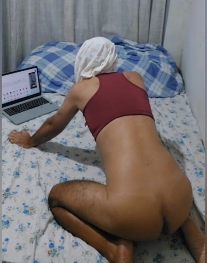 Ladysilvas: Ladysilva na cama nua fazendo webcam mostrar que bunda gostosa