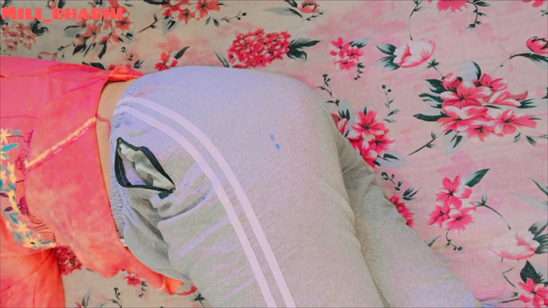 Mili bhabi: Schöne Desi stiefschwester 18+ enge muschi hindi audio-sex