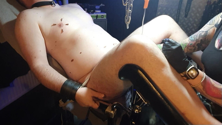 Femdom-Team-German: Niewolnik dostaje grubą torbę z 500ml roztworu soli fizjologicznej – Część 1/4