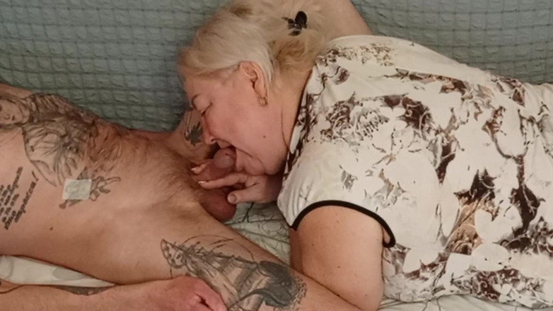 Zona901: La vicina è venuta a pranzo per succhiare il mio cazzo...