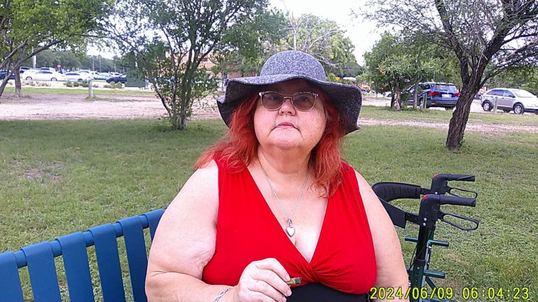 BBW nurse Vicki adventures with friends: Enfermera Vicki Fumando En El Parque En Un Banco Todos...