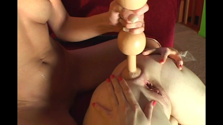 Wet Moments: Una Rossa E Una Bionda Amano I Dildo Nel Culo
