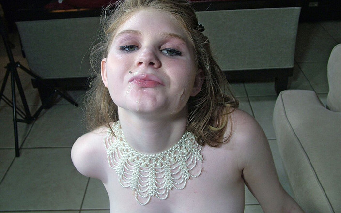 NaughtyMidwestGirls: Emersyn East - симпатичная маленькая членососка