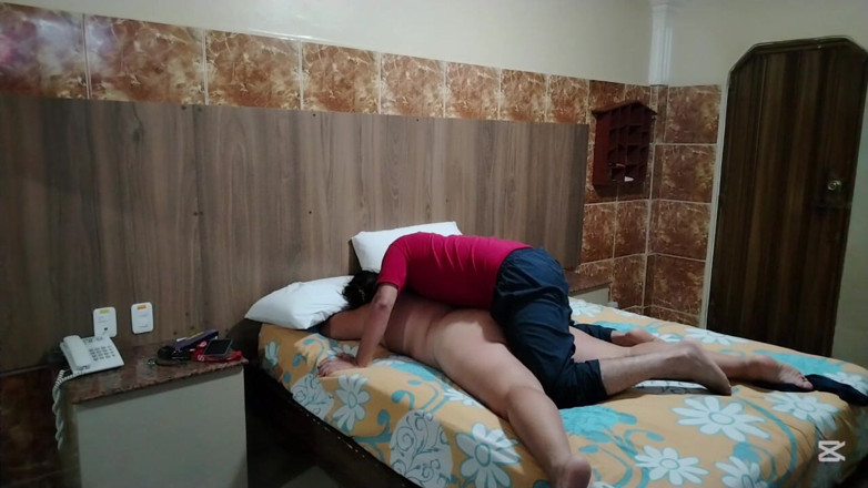 Stepmom_with_big_tits: Як смачно роздягнути мою грудасту колумбійську мачуху, поки вона лежить у кімнаті цією багатою ниткою, яку вона несе