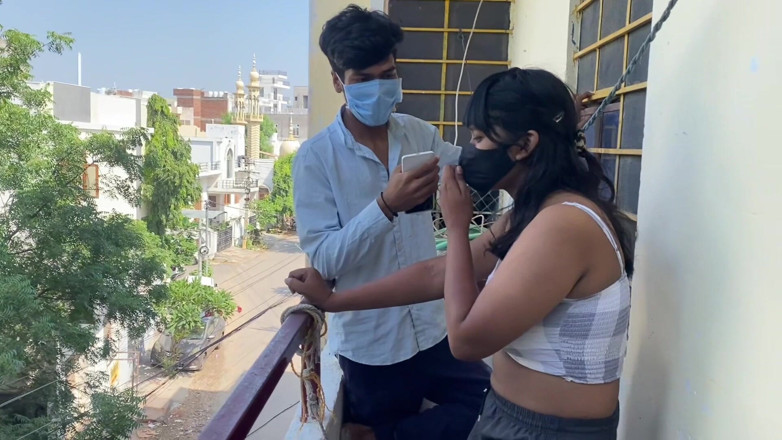 Indian Teen Girl's: Açık havada seks üvey erkek kardeş ve üvey kız kardeş kapının dışında...