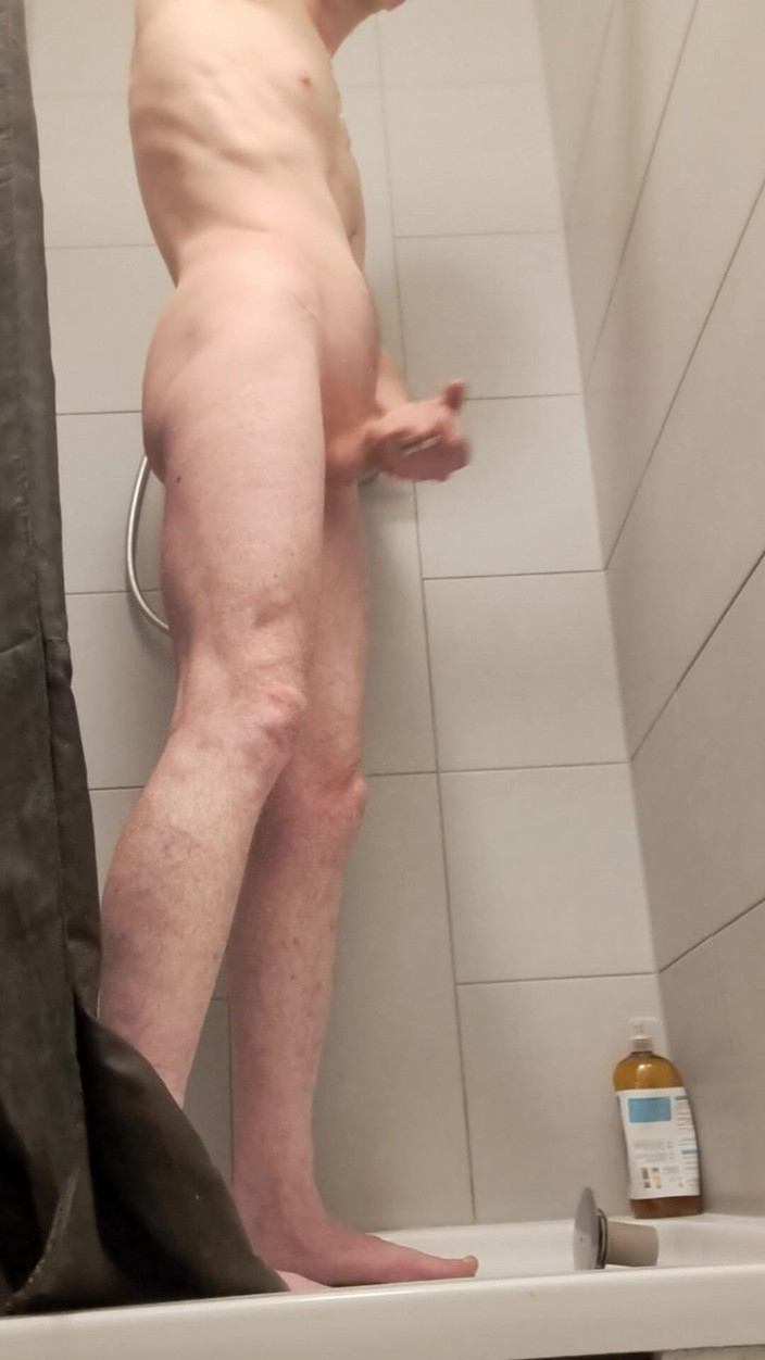 Exkalibur: Handjob yang bagus di bilik mandi