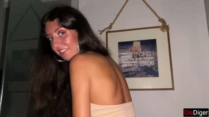 Dis Diger: Une fille excitée accepte de baiser dans une boîte de...