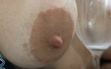 Fabimilf: Tetek susu besar dihimpit semasa saya mengalami orgasme