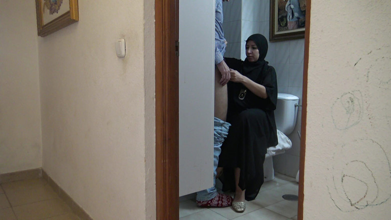 Souzan Halabi: 영국 의붓아들 자지를 사랑하는 이집트 계모