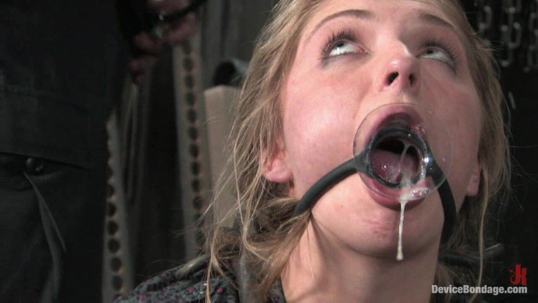 Device Bondage by Kink: Sara Faye en vivo, parte 1