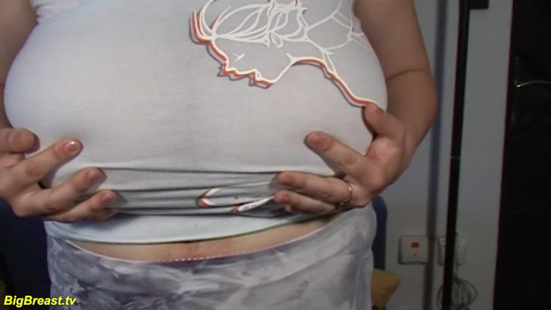 Big Breast: Збуджена руда тінка-товстушка грає зі своїми екстремальними величезними цицьками