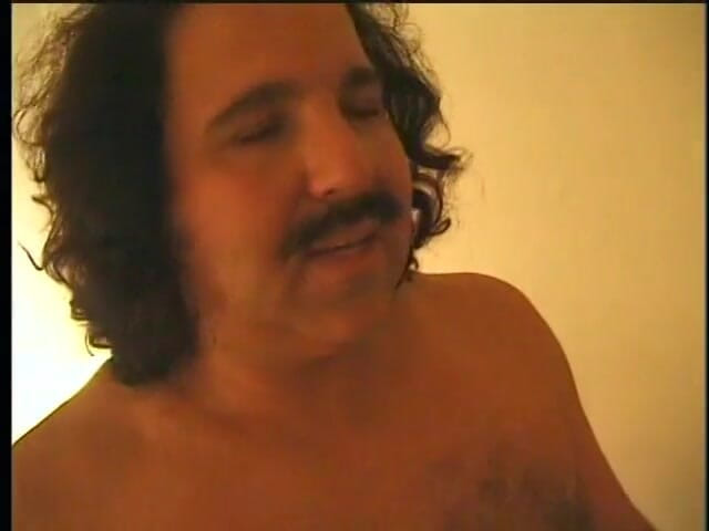 Cumming Soon: Легендарний чувак Рон Джеремі трахає сексуальну брюнетку раком