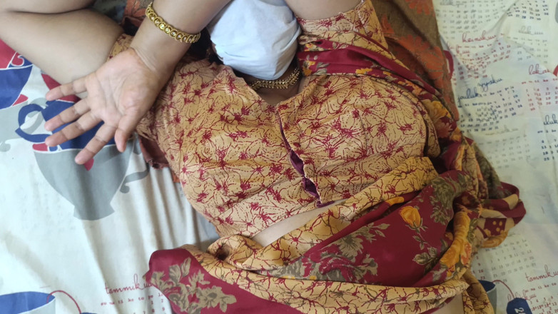 Inba: Suri rumah curang warna merah Saree 2