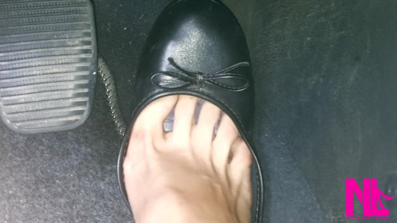 Nyllady: Revving em Black Flats on Descalça