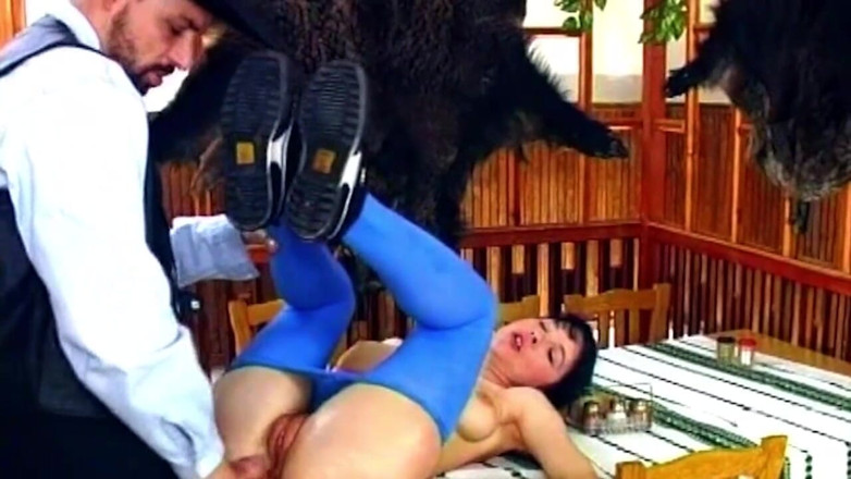 Bitch hunter: Mear en puta madura empapada en la mesa del restaurante
