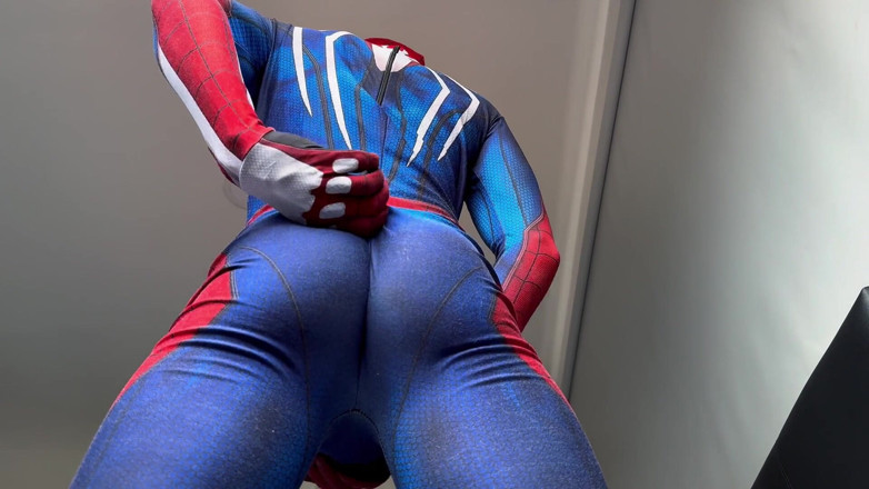 Andcristiann: Peter Parker? L'arrapa di Spiderman spara le web del Seme
