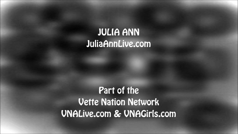 Julia Ann: Julia Ann em diversão dupla com cinta-caralho !!