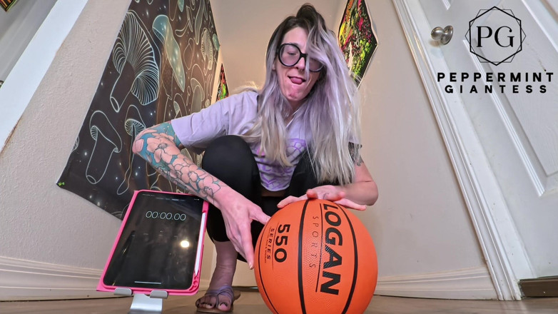 Peppermint Giantess: 6'7 große göttin, einhändig-basketball-herausforderung, wie lange können diese riesigen Hände...