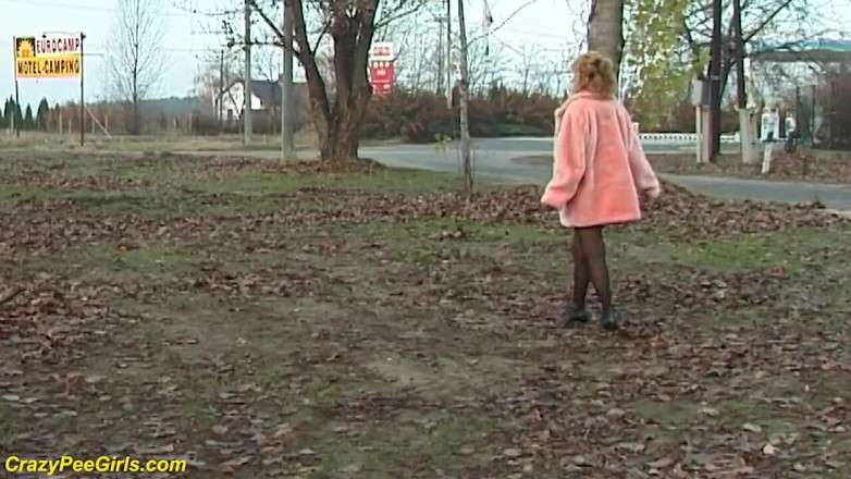 Crazy pee girls: Рыжая жена писает на улице