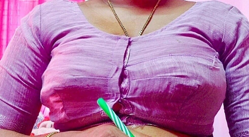 Desi Mohini: Desi indická MILF macecha pomáhá svému nevlastnímu synovi sexu