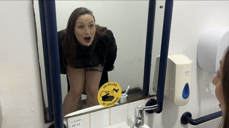 Lustful Libertines: Une femme infidèle se tape un employé dans les toilettes...