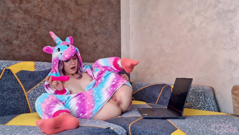 Lina Moore: Meisje in Kigurumi kijkt naar harige porno