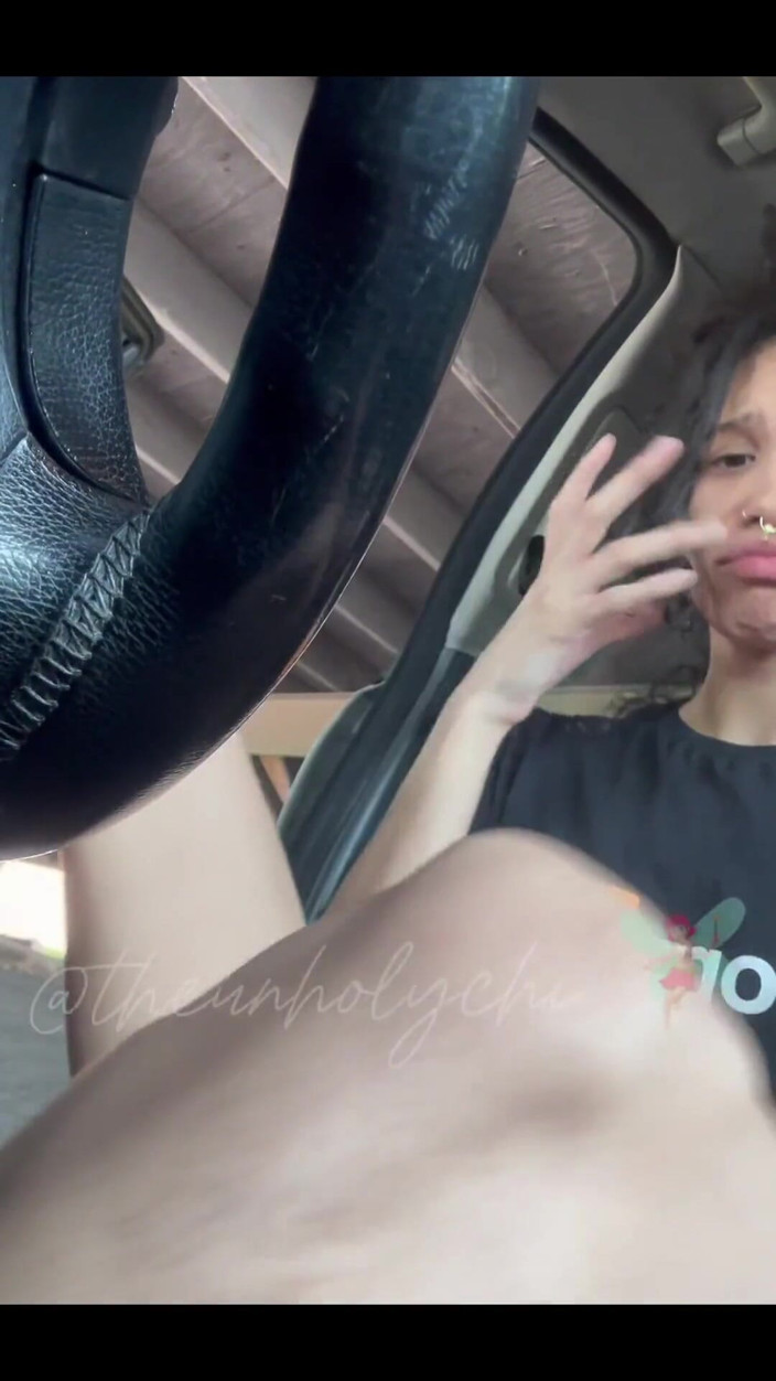 theunholychi: 淫荡冲动并炫耀我的脚！