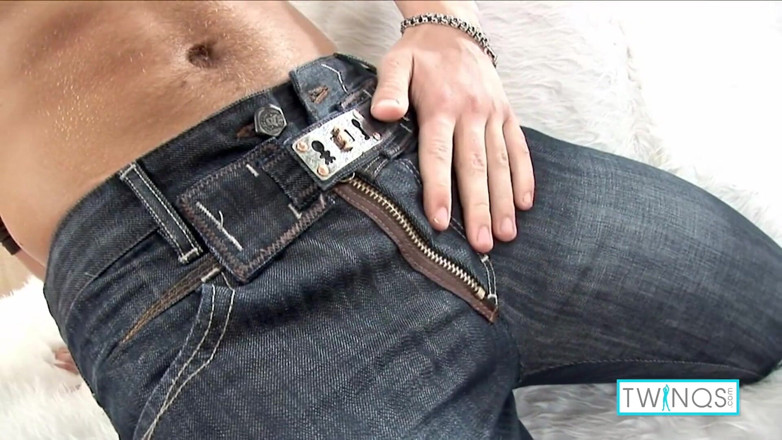 Twin Qs: Cơ bắp jordan jizzes tay trong khi jacking off trên đi...
