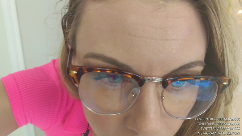 VieraMayXXX: Babysitter geeft je een aftrekbeurt pov