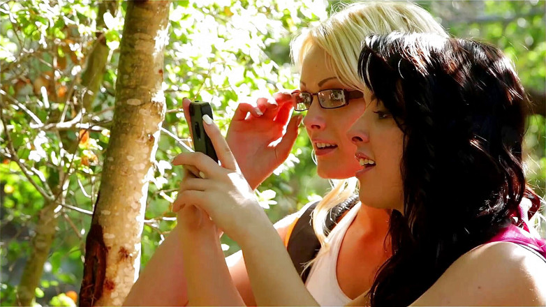 Lesbian Stories: 야외에서 친구의 보지를 핥는 금발 십대