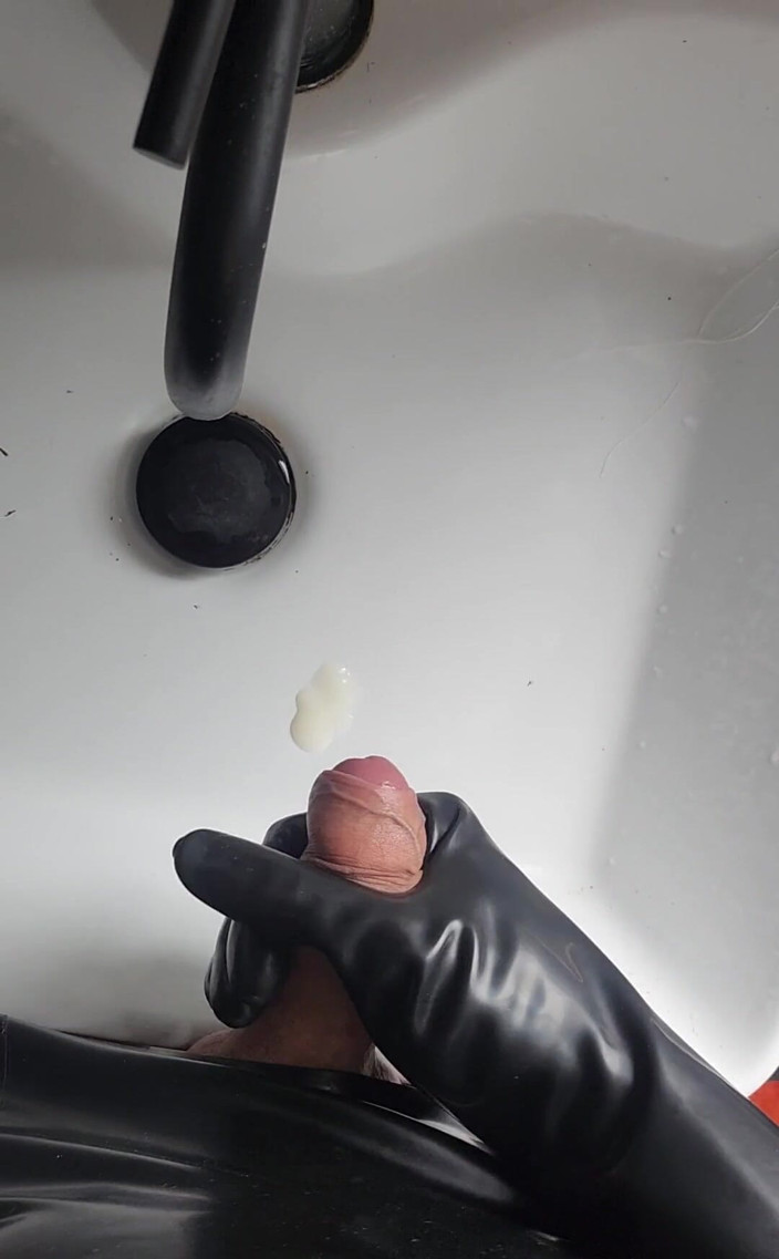 JessicaXD: Sborrata in guanti neri