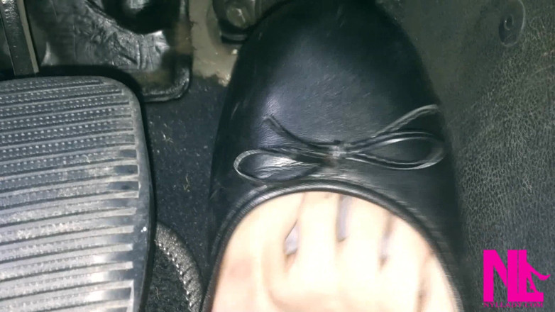 Nyllady: Revving em Black Flats on Descalça