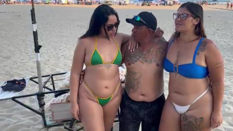 Lidi Ferrari: El vendedor de playa en un paquete salado se come...