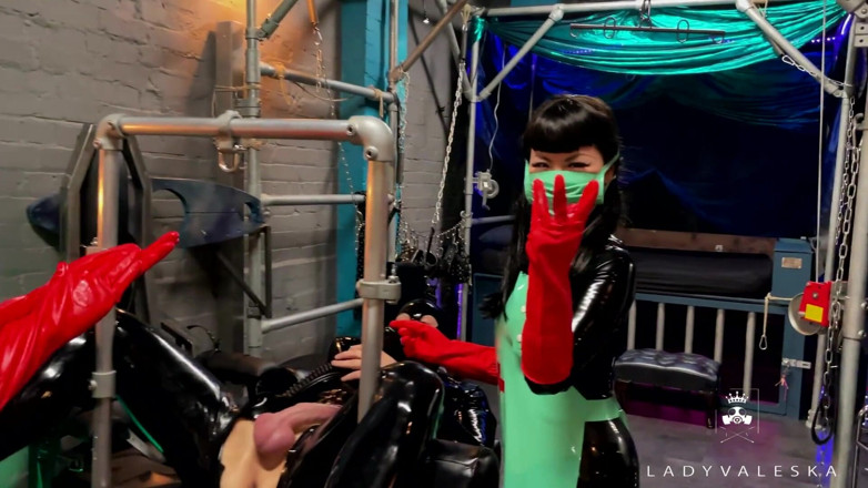 Lady Valeska: Des infirmières en latex fistent leur maso
