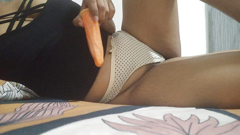 PATY PATY: Mijn hongerige poesje eet groenten