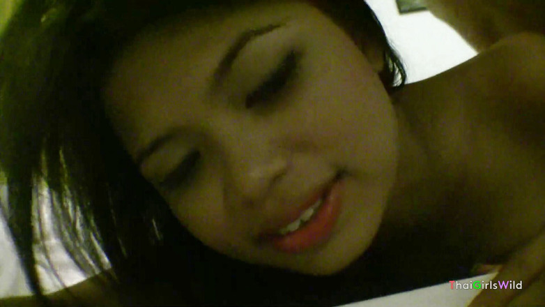 Thai Girls Wild: Une petite Asiatique se fait éjaculer dessus sur le lit