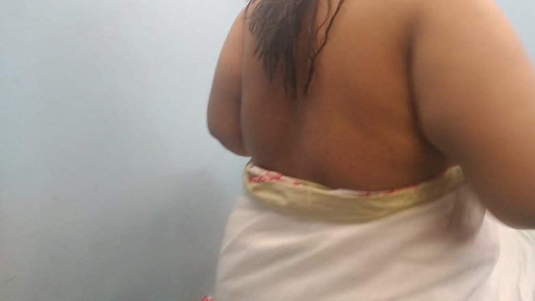 Aria Mia: Des gays veuves veulent des gros seins et un cul...