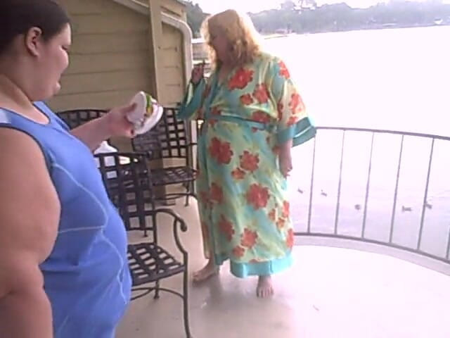BBW nurse Vicki adventures with friends: 2 grandotas están aplastando uno con los pies descalzos otro