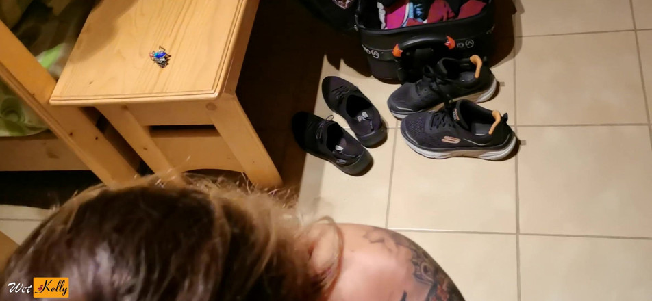 Wet Kelly: MILF terangsang memohon untuk kacau dan cumshot