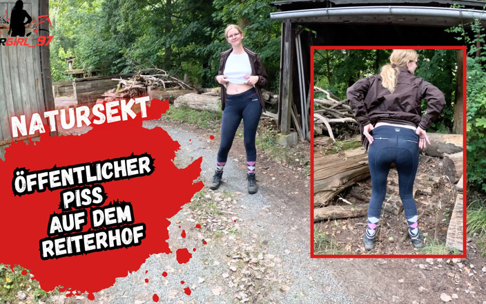 Bikergirl_97: Dreißter Halka açık Binicilik Ahırının Ortasına Işemek.