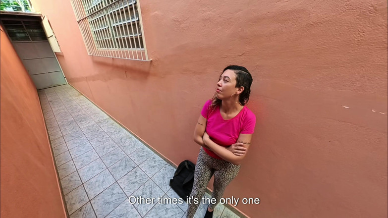 Gabi SweetCouplesStories: Estudante pega fumando teve suas roupas rasgadas e foi fodida.