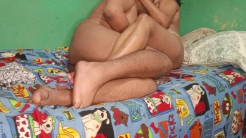 BigassMILF40: Une femme mature à gros cul suce la bite de son...