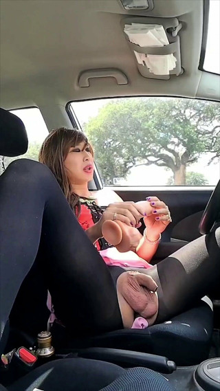 BestGirlBess: Sissy dziwka Bess rucha się i spuści duży na parkingu...