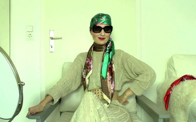 Lady Victoria Valente: Beige knit poshaak ke saath saatan skarph