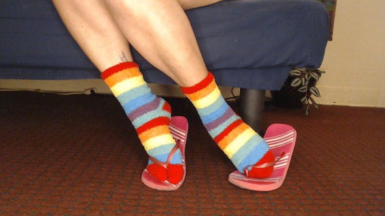 Abby Anna: Fuzzy strumpor i rosa Flip Flops