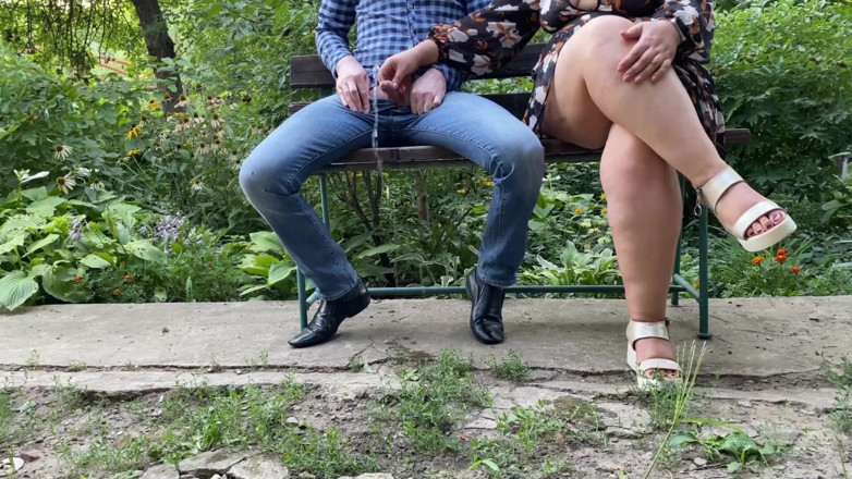 OurFetishLife: 双腿性感的放荡熟女坐在长凳上帮我撒尿
